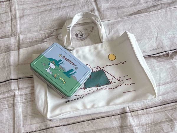 カルディ×スヌーピー新作、トートバッグなど実用的なグッズが付いたお菓子セット2選