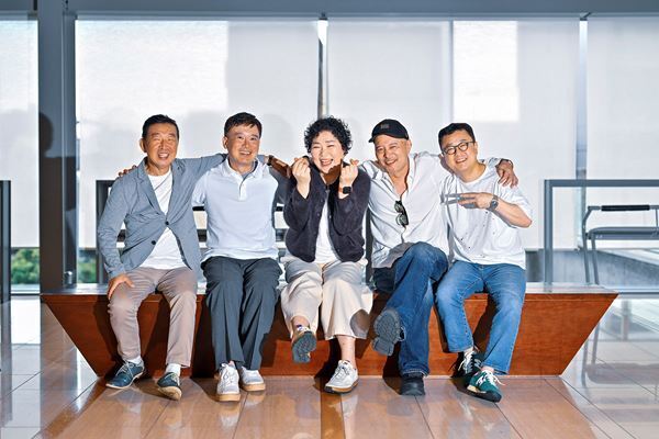 新国立劇場『焼肉ドラゴン』作・演出の鄭義信、オリジナルキャストの千葉哲也、コ・スヒらが語る再々々演への熱い思い