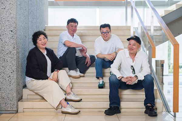 新国立劇場『焼肉ドラゴン』作・演出の鄭義信、オリジナルキャストの千葉哲也、コ・スヒらが語る再々々演への熱い思い