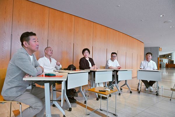 新国立劇場『焼肉ドラゴン』作・演出の鄭義信、オリジナルキャストの千葉哲也、コ・スヒらが語る再々々演への熱い思い