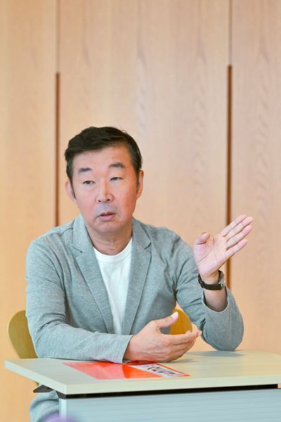 新国立劇場『焼肉ドラゴン』作・演出の鄭義信、オリジナルキャストの千葉哲也、コ・スヒらが語る再々々演への熱い思い