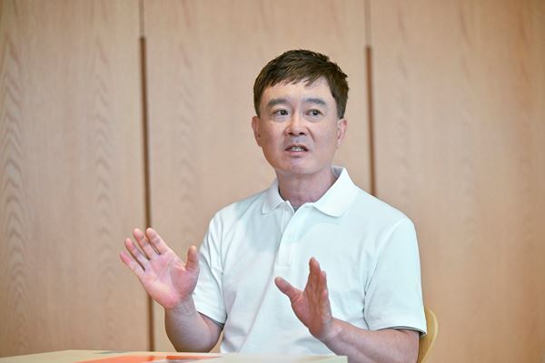 新国立劇場『焼肉ドラゴン』作・演出の鄭義信、オリジナルキャストの千葉哲也、コ・スヒらが語る再々々演への熱い思い