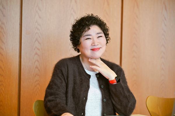 新国立劇場『焼肉ドラゴン』作・演出の鄭義信、オリジナルキャストの千葉哲也、コ・スヒらが語る再々々演への熱い思い