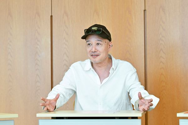 新国立劇場『焼肉ドラゴン』作・演出の鄭義信、オリジナルキャストの千葉哲也、コ・スヒらが語る再々々演への熱い思い