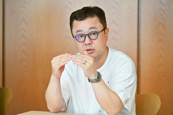 新国立劇場『焼肉ドラゴン』作・演出の鄭義信、オリジナルキャストの千葉哲也、コ・スヒらが語る再々々演への熱い思い