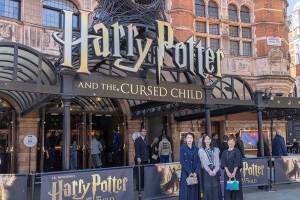 ハリポタ日本公演の新旧キャストがロンドンで「バトン」継承　卒業する榊原郁恵と高橋ひとみと新ハーマイオニー役の松井玲奈が聖地巡礼