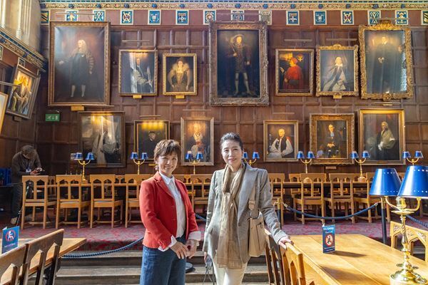 ハリポタ日本公演の新旧キャストがロンドンで「バトン」継承　卒業する榊原郁恵と高橋ひとみと新ハーマイオニー役の松井玲奈が聖地巡礼