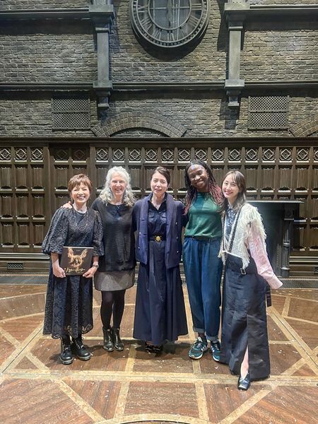 ハリポタ日本公演の新旧キャストがロンドンで「バトン」継承　卒業する榊原郁恵と高橋ひとみと新ハーマイオニー役の松井玲奈が聖地巡礼