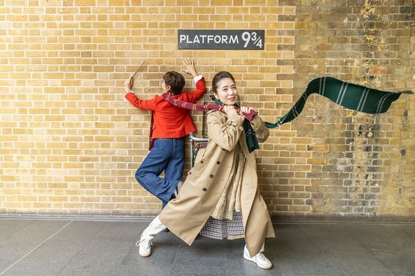 ハリポタ日本公演の新旧キャストがロンドンで「バトン」継承　卒業する榊原郁恵と高橋ひとみと新ハーマイオニー役の松井玲奈が聖地巡礼