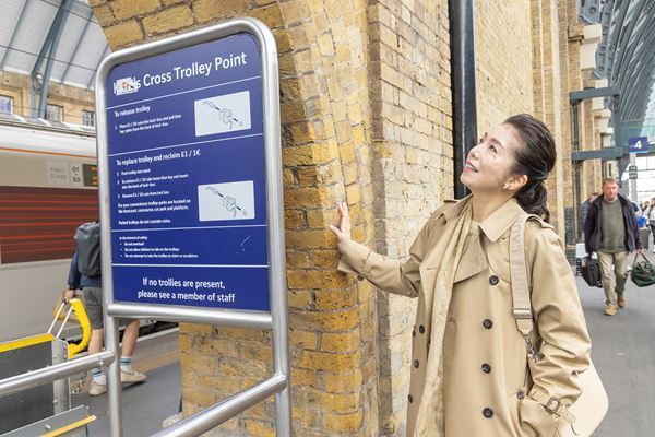 ハリポタ日本公演の新旧キャストがロンドンで「バトン」継承　卒業する榊原郁恵と高橋ひとみと新ハーマイオニー役の松井玲奈が聖地巡礼