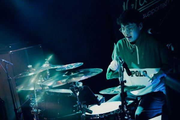 前髪ぱっつん少年×MOCKEN×UtaKata 現在地の異なるオルタナティブが交わる"交差点"を見た！『Grasshopper』オフィシャルレポート