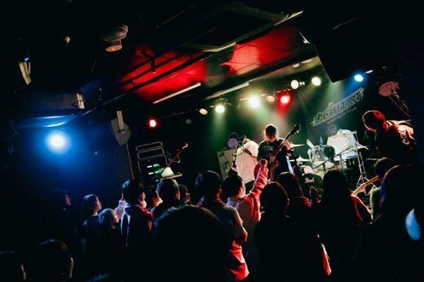 前髪ぱっつん少年×MOCKEN×UtaKata 現在地の異なるオルタナティブが交わる"交差点"を見た！『Grasshopper』オフィシャルレポート