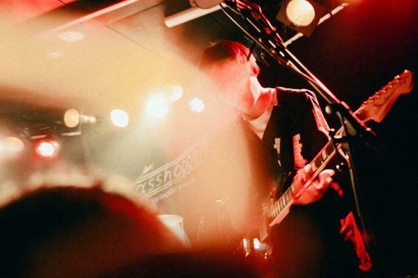 前髪ぱっつん少年×MOCKEN×UtaKata 現在地の異なるオルタナティブが交わる"交差点"を見た！『Grasshopper』オフィシャルレポート