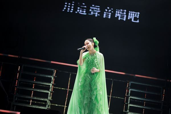 中島美嘉、初のアジアツアーがスタート　大歓声が鳴り響くなか代表曲「桜色舞うころ」、「雪の華」を全身全霊で熱唱【オフィシャルレポート】