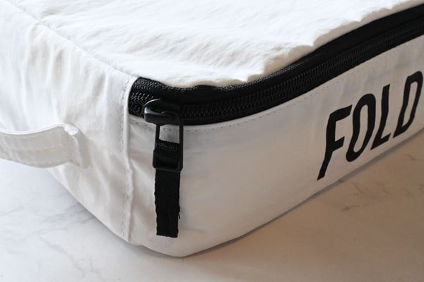 UNIQLO×アニヤ・ハインドマーチ、新作ポーチを徹底レビュー！　遊び心たっぷりのデザイン＆実用性も◎