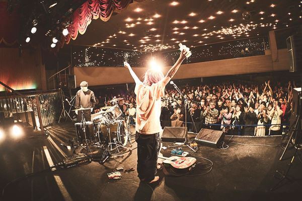 鈴木実貴子ズ、"物販未着"、“弦が切れる”などのトラブルを乗り越え、バンド史上最大規模ワンマンが大団円！【オフィシャルレポート】