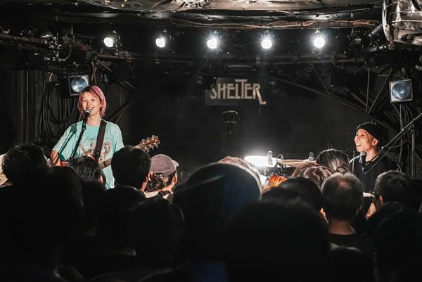 鈴木実貴子ズ、全国ツアー『あばら』完走！　自分のためから誰かの夜を越えるための音楽へ、チケット即完で迎えた下北沢シェルター公演をレポート
