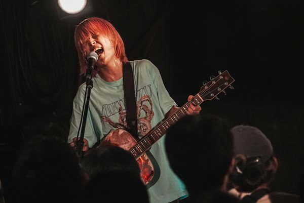 鈴木実貴子ズ、全国ツアー『あばら』完走！　自分のためから誰かの夜を越えるための音楽へ、チケット即完で迎えた下北沢シェルター公演をレポート