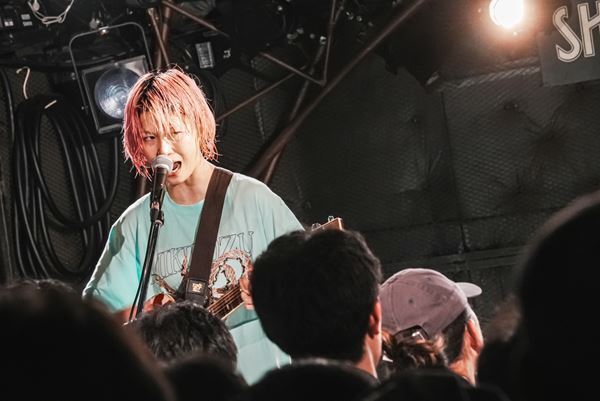 鈴木実貴子ズ、全国ツアー『あばら』完走！　自分のためから誰かの夜を越えるための音楽へ、チケット即完で迎えた下北沢シェルター公演をレポート