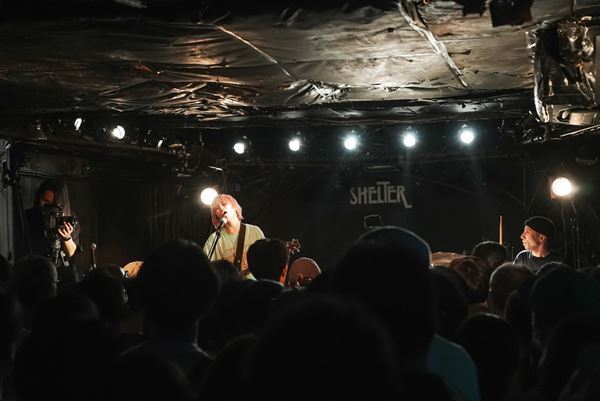 鈴木実貴子ズ、全国ツアー『あばら』完走！　自分のためから誰かの夜を越えるための音楽へ、チケット即完で迎えた下北沢シェルター公演をレポート