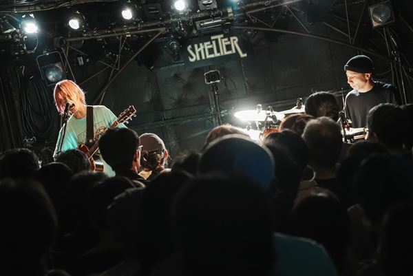 鈴木実貴子ズ、全国ツアー『あばら』完走！　自分のためから誰かの夜を越えるための音楽へ、チケット即完で迎えた下北沢シェルター公演をレポート