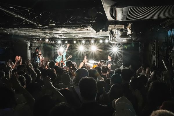 鈴木実貴子ズ、全国ツアー『あばら』完走！　自分のためから誰かの夜を越えるための音楽へ、チケット即完で迎えた下北沢シェルター公演をレポート