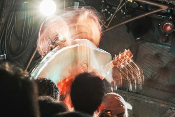 鈴木実貴子ズ、全国ツアー『あばら』完走！　自分のためから誰かの夜を越えるための音楽へ、チケット即完で迎えた下北沢シェルター公演をレポート