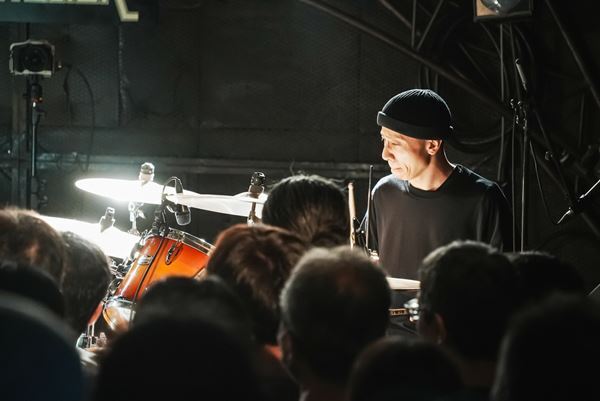 鈴木実貴子ズ、全国ツアー『あばら』完走！　自分のためから誰かの夜を越えるための音楽へ、チケット即完で迎えた下北沢シェルター公演をレポート
