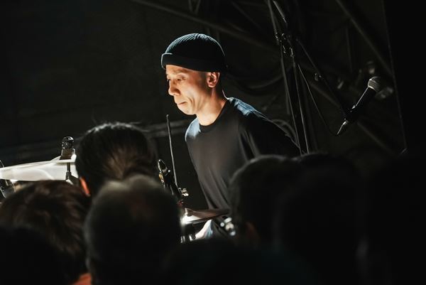鈴木実貴子ズ、全国ツアー『あばら』完走！　自分のためから誰かの夜を越えるための音楽へ、チケット即完で迎えた下北沢シェルター公演をレポート