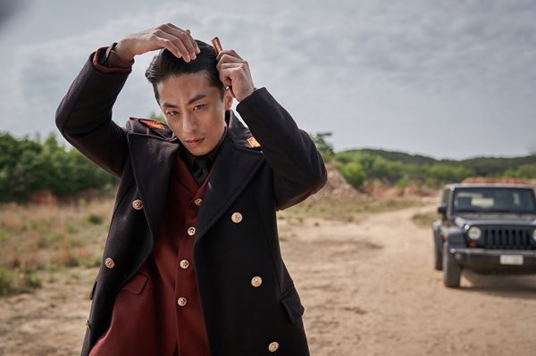 映画『脱走』強烈キャラ「ピアノ兄貴」に焦点を当てた画像16点＆動画公開