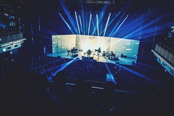 [Alexandros] 川上洋平、クリスマスイブに自身のスタジオ模したステージからバンド編成で奏でたソロライブ 『Yoohei Kawakami’s #room665』【オフィシャルレポート】