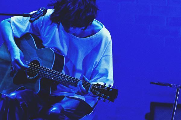 [Alexandros] 川上洋平、クリスマスイブに自身のスタジオ模したステージからバンド編成で奏でたソロライブ 『Yoohei Kawakami’s #room665』【オフィシャルレポート】