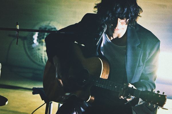 [Alexandros] 川上洋平、クリスマスイブに自身のスタジオ模したステージからバンド編成で奏でたソロライブ 『Yoohei Kawakami’s #room665』【オフィシャルレポート】