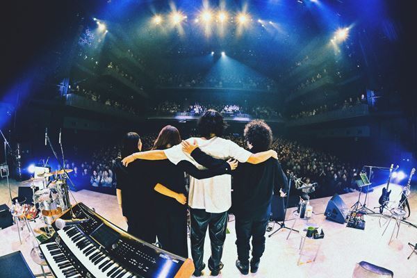 [Alexandros] 川上洋平、クリスマスイブに自身のスタジオ模したステージからバンド編成で奏でたソロライブ 『Yoohei Kawakami’s #room665』【オフィシャルレポート】