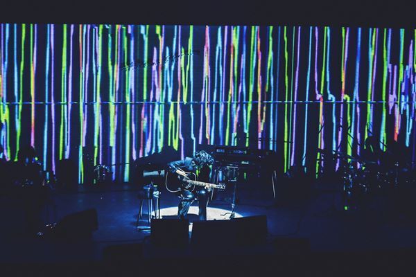 [Alexandros] 川上洋平、クリスマスイブに自身のスタジオ模したステージからバンド編成で奏でたソロライブ 『Yoohei Kawakami’s #room665』【オフィシャルレポート】