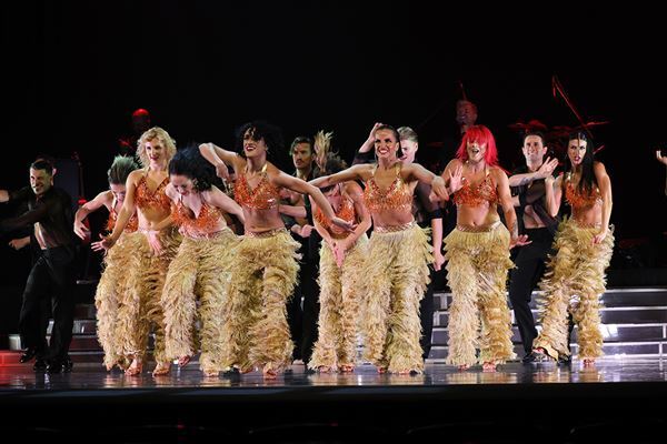 柚香光をゲストに迎え、華やかでパワフルなステージを展開 『バーン・ザ・フロア』開幕レポート到着