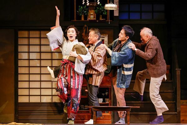 こまつ座『きらめく星座』東京公演が開幕　平埜生成ら新キャストが加わり熱演