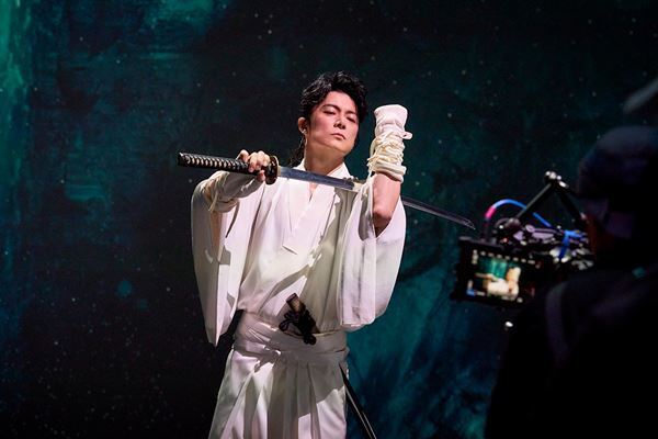 映画『ブラック・ショーマン』東野圭吾×福山雅治による1万字を超えるスペシャル対談が実現