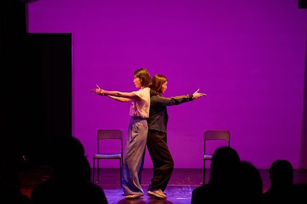 村川絵梨＆岸本鮎佳による“フェイクドキュメンタリー的演劇”『またしても登場して頂きましょう』が開幕