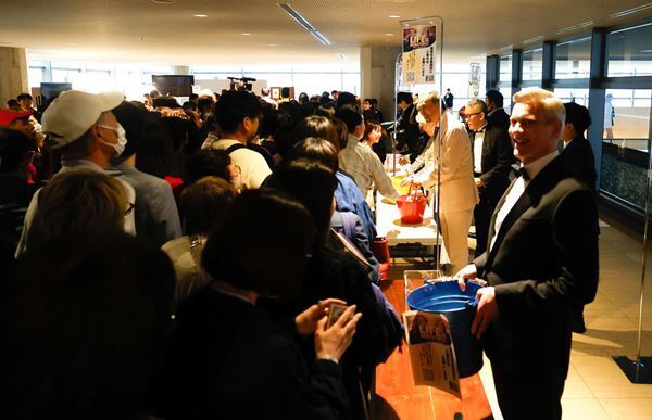 宮本亞門企画・演出による1日限りのガラ・コンサート『LIFE IS BEAUTIFUL』レポート到着　渡辺謙らが希望と世界平和への祈りを込めた楽曲を披露