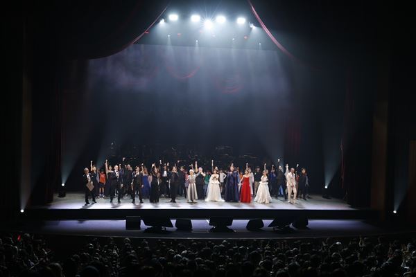 宮本亞門企画・演出による1日限りのガラ・コンサート『LIFE IS BEAUTIFUL』レポート到着　渡辺謙らが希望と世界平和への祈りを込めた楽曲を披露