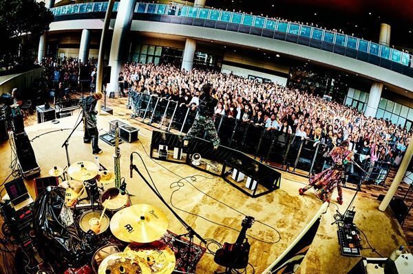 キズ、結成8周年を記念したフリーライブ『傷痕』　イオンモールに2,000人を集め、キズのいまを見せつけた圧倒的ライブ【オフィシャルレポート】