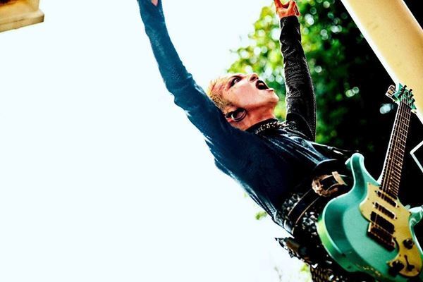 キズ、結成8周年を記念したフリーライブ『傷痕』　イオンモールに2,000人を集め、キズのいまを見せつけた圧倒的ライブ【オフィシャルレポート】