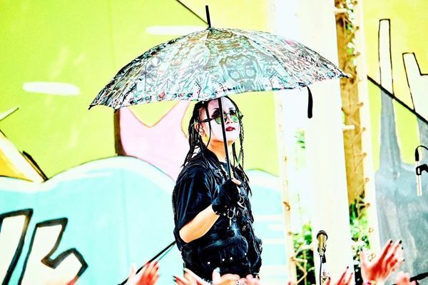 キズ、結成8周年を記念したフリーライブ『傷痕』　イオンモールに2,000人を集め、キズのいまを見せつけた圧倒的ライブ【オフィシャルレポート】