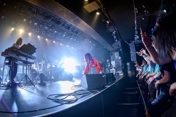 【JUNNA×May'n /『JUNNA × CrosSing You Tour』対談】プライベートでも交流のあるふたりの関係性とは？ 「最初は”負けたくない”気持ちが100％でした(笑)」