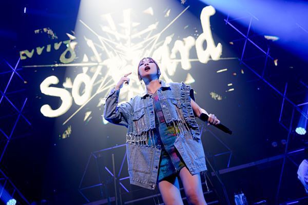 【JUNNA×May'n /『JUNNA × CrosSing You Tour』対談】プライベートでも交流のあるふたりの関係性とは？ 「最初は”負けたくない”気持ちが100％でした(笑)」