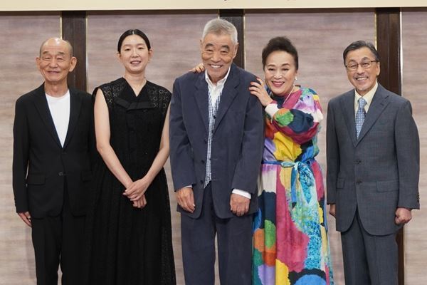 柄本明、盟友たちとの共演は「同窓会」　舞台『また本日も休診～山医者のうた～』製作発表会見レポート