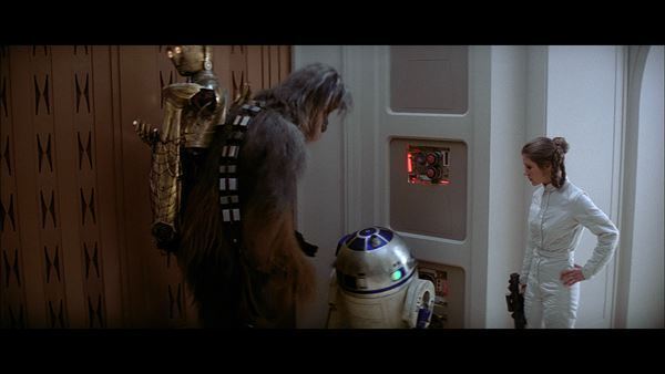 エル・ファニングが一人二役に挑戦！ 『プレデター：バッドランド』アンドロイド姉妹にフォーカスした特別映像公開