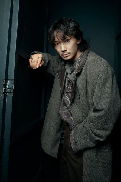 綾野剛&亀梨和也の絆「どう向き合っても真っ直ぐ応えてくれるという信頼がありました」