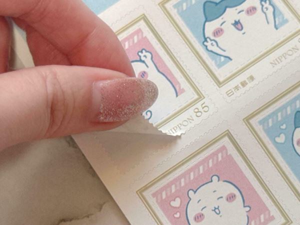 郵便局×ちいかわ、人気キャラや闇深キャラまで大集合のコラボ「切手セット」がかわいい